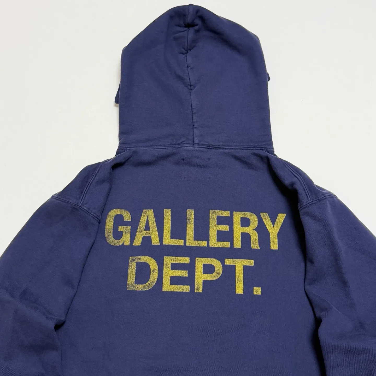 GALLERY DEPT. PAINT LOGO HOODIE/Vintage Navy Purple English graffiti distressed hoodie Purple S-XL Front panel GD ENGLISH logo Enlarged back logo Ready-to-wear belt printed with wash and distressed Made with faded distressed texture There is "Art on Display" pattern patch on the cuffs All painted by old craftsmen with splashes of ink Original mold opening Fabric custom woven and dyed Perfect reproduction of the correct version